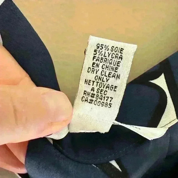 Diane Von Furstenberg Edith Navy Blue Silk Blouse Size 2 - Picture 5 of 5